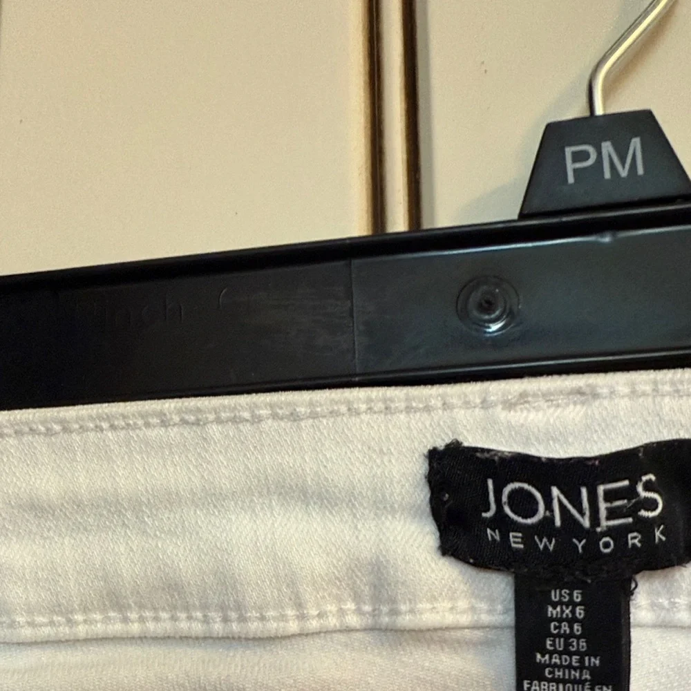 Jones New York White Women's Shorts